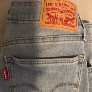 levi light wash jeans
